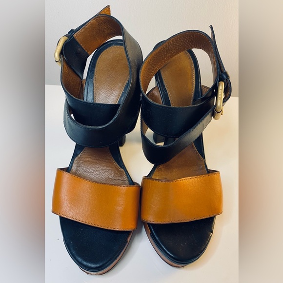 FENDI BICOLOR CROSSBAND PLATFORM HEELED SANDALS IN TAN/BLACK - Picture 2 of 5